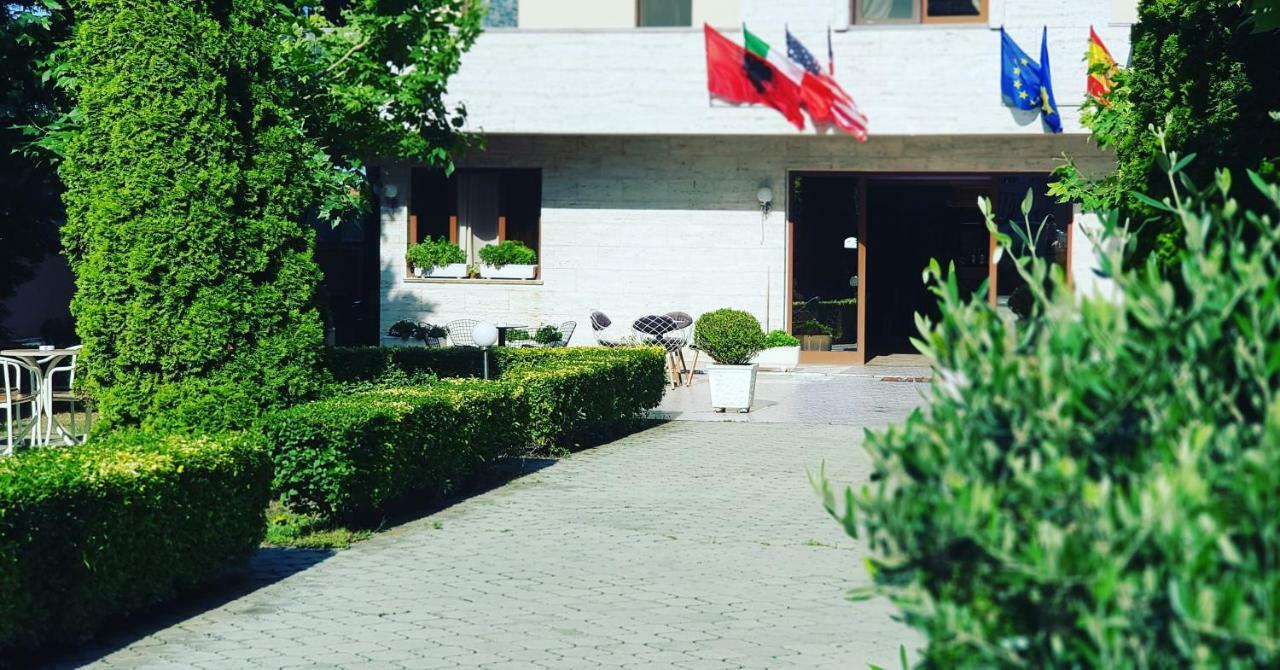 Hotel Ambasador Garden Lezhë Exteriér fotografie